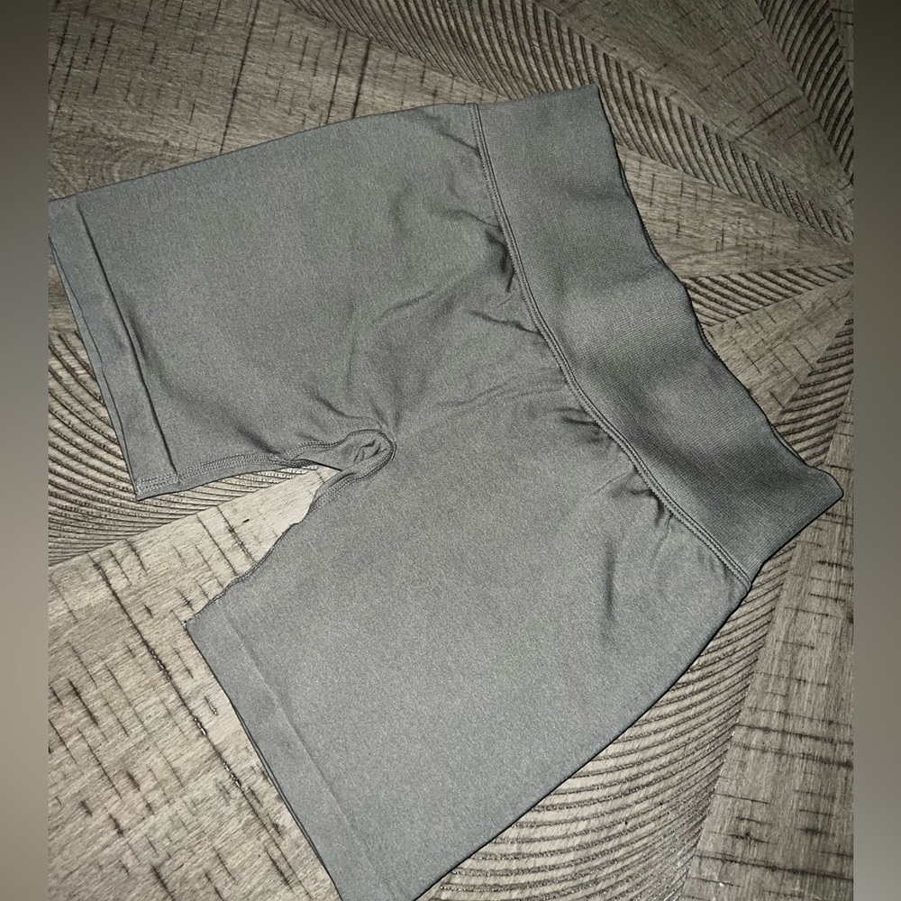 YoungLA Legacy Seamless Short - Picture 3 of 4